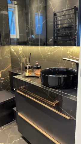 um banheiro que mais parece um lavabo. o preto juntamente com o dourado são os protagonistas desse projeto. #banheiro #elisangelaselauarquitetura #arquitetura #suite 