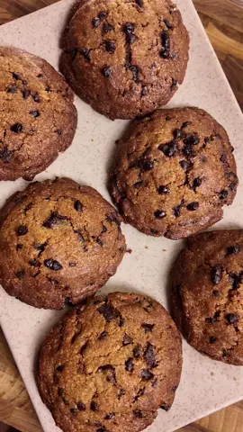 Thấy bảo sắp hết năm rồi 😂😂 Phần 74: chocolate chip cookies Cách làm:  - trộn đều 120g bơ lạt, 50g đường trắng, 60g đường nâu, 1 quả trứng gà - cho thêm 150g bột mì đa dụng ( số 11 ), 1/2 thìa cf baking soda trộn đều - cho 100g chocolate chip, 50g dark chocolate vào trộn đều phin lại cất tủ đông cho bột cứng lại cho dễ nặn hoặc cuốn lại thành hình trụ tròn rồi cất tủ - nặn thành viên hoặc cắt thành miếng nếu cuốn hình trụ, cho vào lò nướng 190 độ trong 12-15p tuỳ kích thước ( làm nóng lò trước khi nướng). Để nguội và thưởng thức. #vtvcab #Quancooking #ĐỗQuân #fyp #asmr #food #LearnOnTikTok #xuhuong #cookies #chocolatecake #chocolatechipcookies 