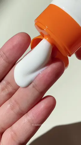 Sunscreen dengan tekstur ringan seperti air yang akan melindungi kulitmu 3x lebih maksimal dari sinar UV. Kandungan kolagen membantu memperbaiki skin barrier kulitmu. #hanasui #hanasuisunscreen #sunscreenhanasui #sunscreen 
