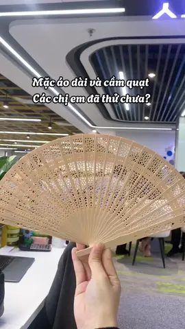 Tạo nét các ce ơi 🤣 cbi đến mùa chụp #aodaitet mà cô dâu cầm quạt hôm ăn hỏi cũng xinh cơ  #muataitiktokshop #tiktokmademebuyit #giatot #quat #quatcamtay #quatcamtaycodau 