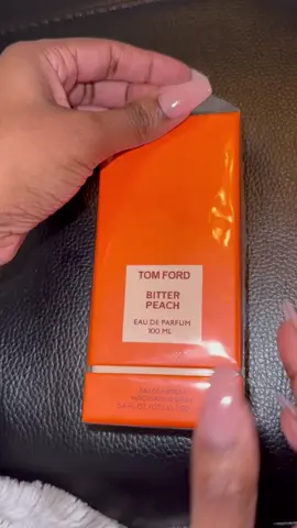 Nước hoa Tom Ford Bitter Peach Eau De Parfum 100ml  Nước hoa Tom Ford Bitter Peach Eau De Parfum 100ml tươi mới vời mùi hương của trái đào chín mọng được tô điểm với các nốt hương trong nhóm Vanilla phương  Xuất xứ: Mỹ – Thụy Sĩ Thời gian ra mắt: 2020 Phong cách: Tươi mới, Gợi cảm Nhóm hương: Hương Vanilla phương đông Nồng độ: EDP – Eau De ParfumĐông. Hương thơm gợi nên cảm giác sang trọng, gợi cảm đầy xác thịt cho những ai sử dụng nó. Nước hoa Tom Ford Bitter Peach Eau De Parfum 100ml Tom Ford Bitter Peach Nước hoa Tom Ford Bitter Peach 100ml là chai nước hoa Unisex tiếp theo ra mắt khán giả trong năm 2020. Với sắc cam hồng nổi bật không thễ lẫn trộn, sản phẩm mang đến một mùi hương đáng mong đợi. Một mùi hương tưởng chừng tự nhiên, tươi mát mà khó cưỡng vô cùng. Tom Ford Bitter Peach 100ml gợi mở một góc nhìn thật xa hoa và gợi cảm. Mang đến cho cả nàng và chàng sự cuốn hút, hấp dẫn khó ngờ. To-m-Fo-rd-Bit-ter-Pe-ach-100ml Nước hoa Tom Ford Bitter Peach Eau De Parfum Đặc điểm của nước hoa Tom Ford Bitter Peach Thương hiệu: Tom Ford Xuất xứ: Mỹ – Thuỵ Sĩ Năm ra mắt: 2020 Nhóm nước hoa: Amber Vanilla – Hương Vanilla phương đông Độ toả hương: Gần, Trong vòng một cánh tay Độ lưu hương: Lâu, 7-12 giờ. Phong cách: Tươi mới, Gợi cảm Hương đầu: Bạch đậu khấu, Hoa vòi voi, Trái đào, Cam đỏ Hương giữa: Cây Davana, Rượu Cognac, Hoa nhài, Rượu rum Hương cuối: Đậu Tonka, Vanilla, Gỗ đàn hương, Benzoin, Cây hoắc hương Indonesia, Cashmeran, Cỏ Vetiver, Labdanum, Styrax Thời điểm sử dụng: Mùa xuân – Mùa hạ – Mùa thu, Ngày – Đêm Dung tích phổ biến: 50ml, 100ml, 250ml Về thương hiệu nước hoa Tom Ford Tom Ford là thương hiệu do nhà thiết kế Thomas Carlyle Tom Ford sáng tạo và thành lập năm 2005. Nhắc đến Tom Ford người ta thường nhắc đến là thương hiệu đình đám sánh ngang với Dior, Gucci hay YSL,… Thương hiệu đã cho ra đời cơ số những BST thời trang cao cấp, cùng các phụ kiện như là kính mắt, túi xách,… Nổi bật trong đó phải kể đến dòng mỹ phẩm của Tom Ford, từ đồ trang điểm, dưỡng da cho đến nước hoa Tom Ford. Mỗi một dòng sản phẩm đều đem đến những nét cá tính, đương đại rất riêng của thương hiệu. To-m-Fo-rd-Bit-ter-Pe-ach-for-wm-100ml Tom Ford Bitter Peach Eau De Parfum Đến với các dòng nước hoa của Tom Ford, thương hiệu này sở hữu sự quyến rũ, thanh lịch và đương dại. Tính đến nay đã có hơn 70 chai nước hoa bao gồm nước hoa nữ Tom Ford, nước hoa nam Tom Ford và cả dòng nước hoa Unisex. Hương thơm cao cấp rất biết cách chiều lòng phái đẹp và phái mạnh. Nước hoa Tom Ford Bitter Peach 100ml – Sự ngọt ngào, gợi cảm của trái cây Tom Ford Bitter Peach Eau De Parfum Nước hoa Tom Ford Bitter Peach được ra mắt lần đầu tiên vào năm 2020. Đây là phiên bản tiếp theo của BST Private Blend, chính vì lẽ đó mà bạn sẽ luôn tìm kiếm được ở Tom Ford những mùi hương không bao giờ bị pha trộn. Sản phẩm tiếp tục lấy chủ đề trái cây thơm ngon và ngọt ngào để khai thác tạo nên sản phẩm. Tom Ford Bitter Peach EDP tươi mới vời mùi hương của trái đào chín mọng được tô điểm với các nốt hương trong nhóm Vanilla phương Đông. Hương thơm gợi nên cảm giác sang trọng, gợi cảm đầy xác thịt cho những ai sử dụng nó. To-m-Fo-rd-Bit-ter-Pe-ach-tk-100ml Tom Ford Bitter Peach – Sự ngọt ngào, gợi cảm của trái cây Mô tả về từng tầng hương của Tom Ford Bitter Peach Eau De Parfum Nước hoa nữ Tom Ford Bitter Peach 100ml mang đến cho người sử dụng cảm nhận về một mùi hương trái đào đầy gợi cảm ngay phút ban đầu. Cam đỏ ngọt ngào cùng tinh dầu Davana và hoa voi voi cho nốt hương đầu nhẹ nhàng, ấn tượng. Hai loại rượu Cognac và rượu rum được thêm vào cho hương thơm thêm sâu lắng. Hoa nhài tinh tế cùng bạch đậu khấu tô điểm cho ly rượu thêm sinh động. Nốt hương cuối trở nên phong phú và sinh động hơn với các nốt hương gỗ trầm ấm, ngọt ngào. Một số loại hương nhân tạo được thêm thắt cho nốt hương thêm đặc biệt bền lâu. #xuhuong #nuochoanam #nuochoa #nuochoanu