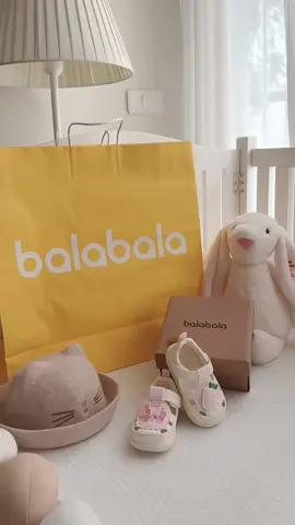 đôi giày tập đi iu thích của embe Mia @balabala SEA 🥰 #Mia🍼Family #mevabe #conyeu #beyeu #balabalavietnam #balabalavn #giaytapdi 