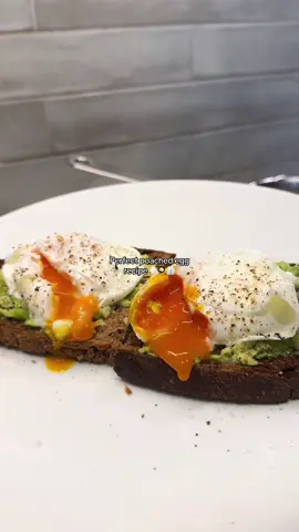 Perfect poached eggs every time 🥚 1. Boil some water in a pan and add some vinegar  2. Once it’s boiling, reduce right down so the water is pretty still/lightly bubbling 3. With the eggs, make sure they’re good quality (I always get these ones or Burford browns) and make sure they’re really fresh. Old eggs just don’t make good poached eggs  4. Crack the egg and add straight into the water. I don’t swirl the water or anything, there’s no need! 5. Boil for 4 mins. If you’re unsure if they’re cooked enough, simply take out and if they’re super wobbly still, pop them back in for like 30 seconds. 6. Then your eggs are cooked! I like to season with salt and pepper and add some hot sauce  #poachedeggs #poachedegg #poachedegghack #poachedeggtip 