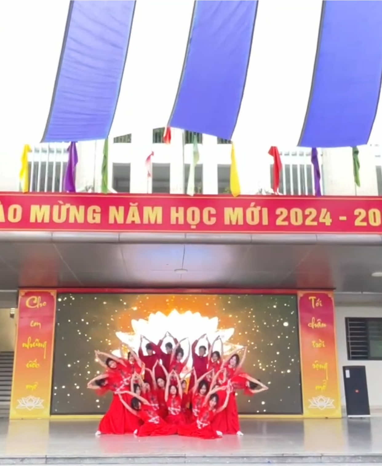 màn bung lụa của a12🥳 #viral #xuhuong #thptquocoai #vannghe2011 