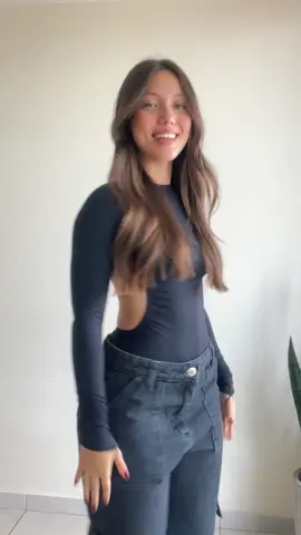 dancinha que eu não sei fazer só pra mostrar meu body fav da @Marraf Store 🏷️MARCELA #fyp #body #dancinha #look #paravoce 