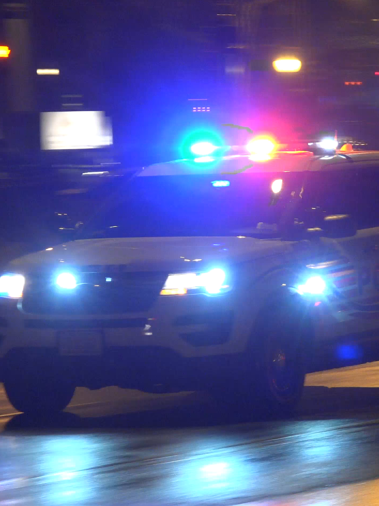 DUAL SIRENS - Washington DC Metropolitan Police. A Metropolitan police cruiser responding with dual sirens in Washington  DC and passing the scene of a fire where DCFD units have just arrived.  by Dirk Steinhardt - http://www.rescue911.eu - Washington, District of  Columbia, USA - 04.2018 #washingtondc #metropolitanpolice #police #policecar #cop #copcar #emergency