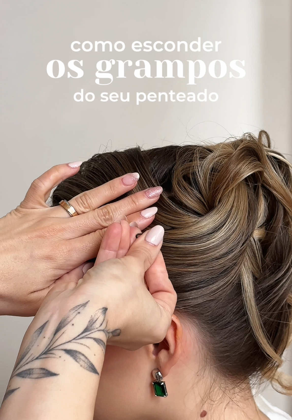 Vem aprender essa super dica de como esconder os grampos na hora de fazer um penteado! 😱  #penteados #dicasdepenteado #tutorialdepenteado #hairstyletips #hairhacks #comoescondergrampo 
