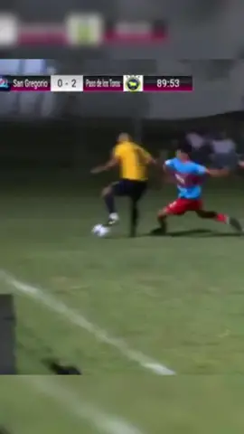 A los defensas no les gustó que se parara en el balón 🫣😅. Vía: SomosTVuy #futboluruguayo #barrida