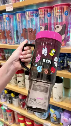 Copos da coleção BT21 perfeitos para te ajudar alcançar a meta de água do dia 💦🥰 📲 www.lojasminiso.com.br (link na nossa bio) - CORRA APROVEITAR! 🏃🏻‍♂️🏃🏻‍♀️ ℹ Receberemos novos itens e reposição dessa coleção novamente dentro dos próximos meses. Por enquanto, aproveite garantir seus produtos favoritos antes que esgote. 📍 Disponíveis nas lojas de São Paulo e site oficial. #MINISO #BT21 #UNIVERSTAR #MINISOBRASIL