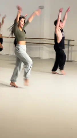 Back to 90’s @valee.rios #theplacedancestudiomadrid #dancetraining #danzastudio #danzamadrid #dancestudiomadrid #comercialdance #comercialdancers 
