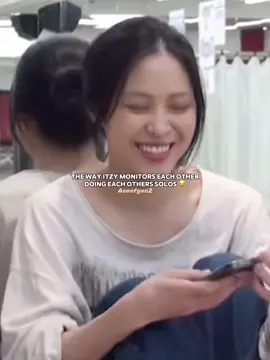 Noone is a bigger fan of Itzy than Itzy themselves 😂 #itzy #midzy #chaeryeong #chaeryeongitzy #yeji #yejiitzy #ryujin #ryujinitzy #lia #liaitzy #yuna #yunaitzy #kpop #kpopfyp #fyp #aceofgenz 