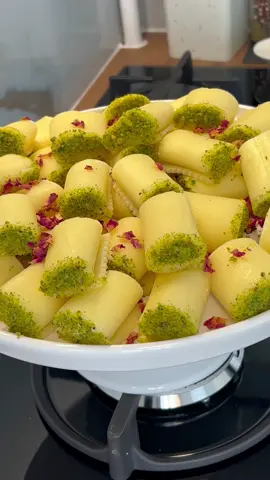 #top #top10 #حلاوة #حلاوة_الجبن #حلويات السلام علیکم  . #حلاوة_الجبن_بالقشطة😋  . . مكونات القشطة . ٢ كاس حليب سائل  . ٢ ملاعق اكل سكر . ٢ ملاعق اكل نشا . ٢ ملاعق اكل سميد . ٢ ملاعق اكل ماء زهر ٢٥٠ غرام جبنة ماسكربوني او جبنة فيلاديفيا طريقة العمل نخلط جميع المكونات ماعدا الجبنة علی نار هادئة و نخلطه الی ان نحصل علی خليط متجانس، بالاخير نضيف الجبنة و نخلطه جيدا ثم نضعه حتی يبرد. مكونات العجينة ۱ كاس ماء ۱ كاس سميد نصف كاس سكر ۲٥۰ غرام جبنة موزاريلا ۳ ملاعق اكل ماء ورد . طريقة العمل نخلط كاس سكر وكاس ماي ونخليها على نار هادية لحد الذوبان، نضيف عليهم جبنة موزاريلا و نستمر نحرك لحد ما تذوب الجبنة و نخلطه جيدا و نزيد علیه بالاخير ماء زهر، نفردها على ورق زبدة بسمك ضعيف و نحشيها بالقشطة و نلفها ونقسمها قطع صغيرة،  نضعه في ثلاجة لمدة ۱ ساعة. نزينه بالقستق و يمكن نزيد علیه شيرة و يقدم بالعافية.