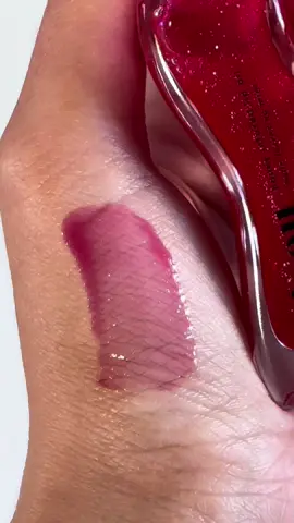 A sparkly lip oil is all you need this festive season 🍒✨ @Gisou - cherry on the cake  How stunning is this sparky lip oil and it smells just like cherries 😋 Sparkly lips • Christmas Makeup • Festive Makeup • Makeup Review • Makeup Unboxing • New Makeup • Pretty Makeup •  #gisou #lipoil #sparklylips #sparklymakeup #christmasmakeup #glossylips #girlythings #beautyfavorites #beautyessentials 