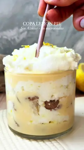 ✨COPA LEMON PIE en minutos!🍋 con Merengue y Crema de limón al MICROONDAS!😲 No vas a poder creer esta receta!! Queda demasiado RICA y no puede ser más FÁCIL!🙌🏻 Versión Saludable Sin Azúcar! • ♨️Si no usas microondas podés hacer la crema de limón al fuego en una ollita hasta espesar y el merengue batiendo las claras a baño maría, o si lo hacés con azúcar, agregándole almíbar (azúcar derretido a fuego bajo hasta que se disuelve y forma burbujas grandes)  • 📝INGREDIENTES: ✨ Para la crema de limón ☆ 200ml de leche (pude ser vegetal)  ☆ 100ml de jugo de limón exprimido  ☆ 1 Cda de stevia o cualquier edulcorante (o 100g o ½ taza de azúcar)  ☆ Ralladura de 1 limón  ☆ 50g de almidón de maíz  ☆ 2 yemas  ✨ Para el merengue ☆ 2 claras de huevo ☆ 60 gramos de Eritritol o 2 Cdas de edulcorante (podés usar 60g de azúcar) ✨ Extras ☆ galletitas de vainilla o limón sin azúcar (pueden ser sin gluten o las que quieras!) • 🥣PROCEDIMIENTO: 👉🏻 En un bowl mezclar todos los ingredientes de la crema y llevar al microondas a potencia máxima en tandas de 30 segundos revolviendo con un batidor entre cada tanda hasta que espese. Tené en cuenta que al enfriar espesa más así que no tiene que quedar demasiado duro o espeso. Enfriar en heladera por una hora o hasta que esté frío.  👉🏻 Para el merengue batir las claras con el azucar por un minuto. Llevar al microondas por 1 min. Retirar y batir por un minuto más hasta que tome volumen y quede firme. 👉🏻 Armar las copas con el relleno de limón, galletitas y el merengue. Listo!🥳 • • • • #lemonpie #tortadelimon #sinhorno #postressaludables  #recetasfaciles #merenguealmicroondas #merenguefacil #lemoncurd #piedelimon #copalemonpie #copadelimon #postre #postres #postredelimon #limon #postrescaseros #ricoysaludable #recetasfaciles #postressaludables #sinazucar #singluten #postresfaciles #merengue