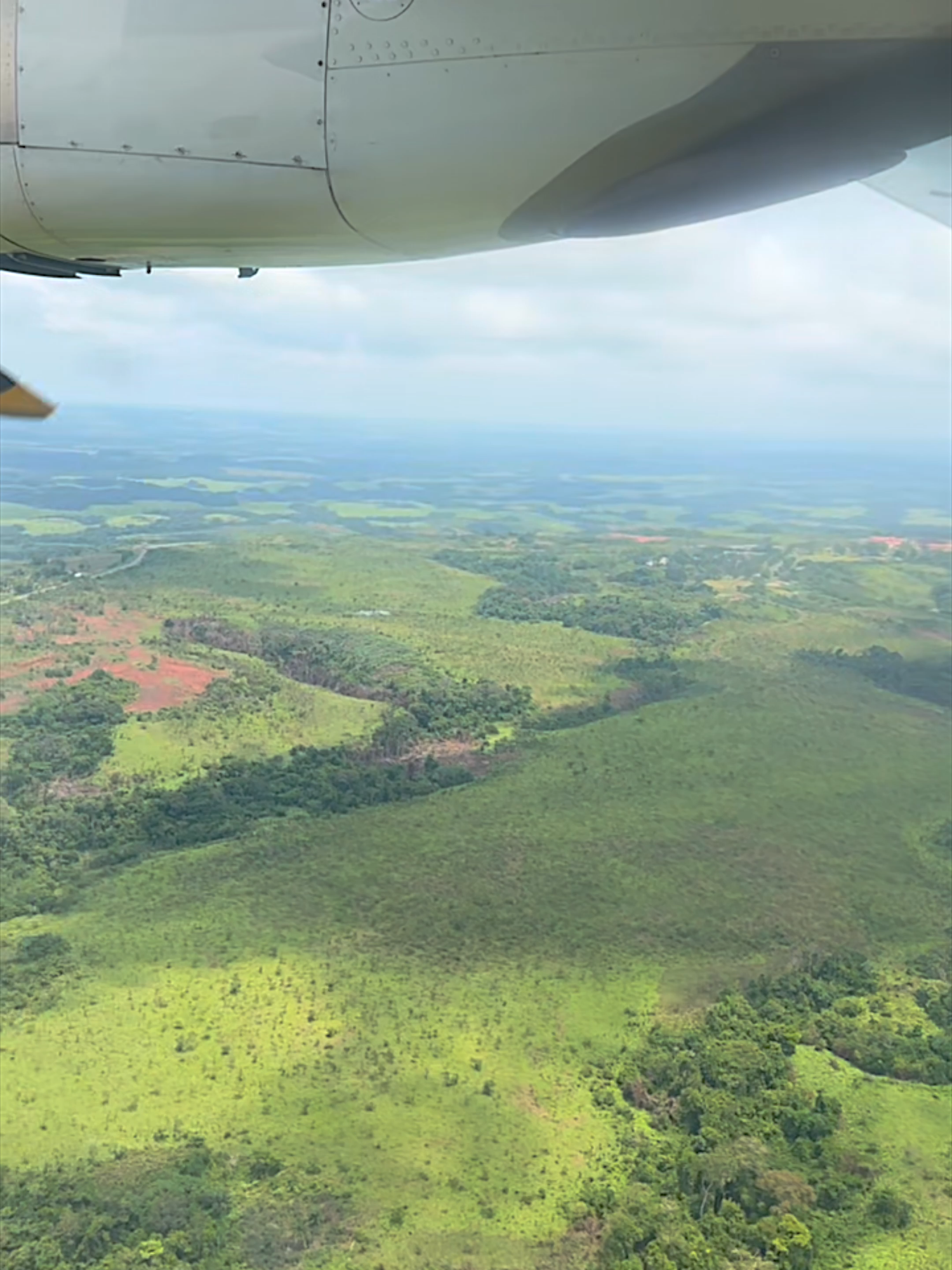 Décollage depuis le hublot d'un avion depuis Franceville au Gabon en Afrique Plongez au cœur d'une expérience unique avec notre vidéo captivante de décollage depuis le hublot d'un avion à Franceville ( Aéroport de  M'Vengue El Hadj Omar Bongo Ondimba ), au Gabon.  Admirez les paysages  époustouflants qui s'étendent sous vos yeux alors que l'avion prend son  envol, révélant la beauté sauvage de la région.   Dans cette vidéo, vous pourrez apercevoir la verdure luxuriante et la topographie fascinante du Gabon, tout en ressentant l'excitation du  décollage.  Que vous soyez un passionné d'aviation, un amateur de voyages  ou simplement curieux de découvrir cette partie du monde, cette  séquence vous transportera dans un voyage inoubliable.   N'oubliez pas de vous abonner à notre chaîne pour plus de contenus sur  les voyages et les découvertes au Gabon et ailleurs.  Laissez-nous vos  commentaires et partagez vos propres expériences de vol !   #Décollage #Franceville #Gabon #Aviation #Voyage #Hublot #Nature #Paysages #Aventure #ExplorezLeGabon #VoyageEnAvion #Découverte #Tourisme #NatureLuxe #VuesDuCiel  https://youtube.com/shorts/2pfrvCeL1xs