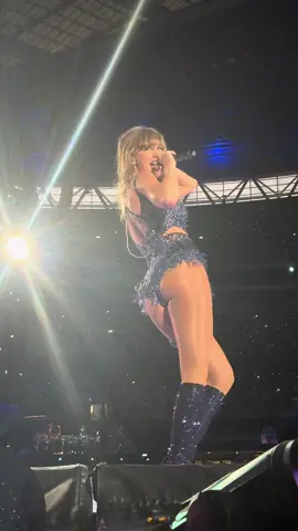There is NOWAY never thought she would ever do this 🍑#taylorswift #erastour #fyp #taytay #erastourtaylorswift 