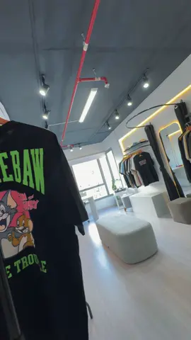 Somos a Outfit Store, sua nova loja de Streetwear do Rj.  Trabalhamos com roupas, calçados e acessórios, somente originais 📌 Temos um ambiente agradável e atendimento exclusivo te esperando!  Venha nos fazer uma visita, estamos localizados na Barra olímpica- Rj #outfit #streetwear #roupas #moda #riodejaneiro #sneakers #oversized #camisetas