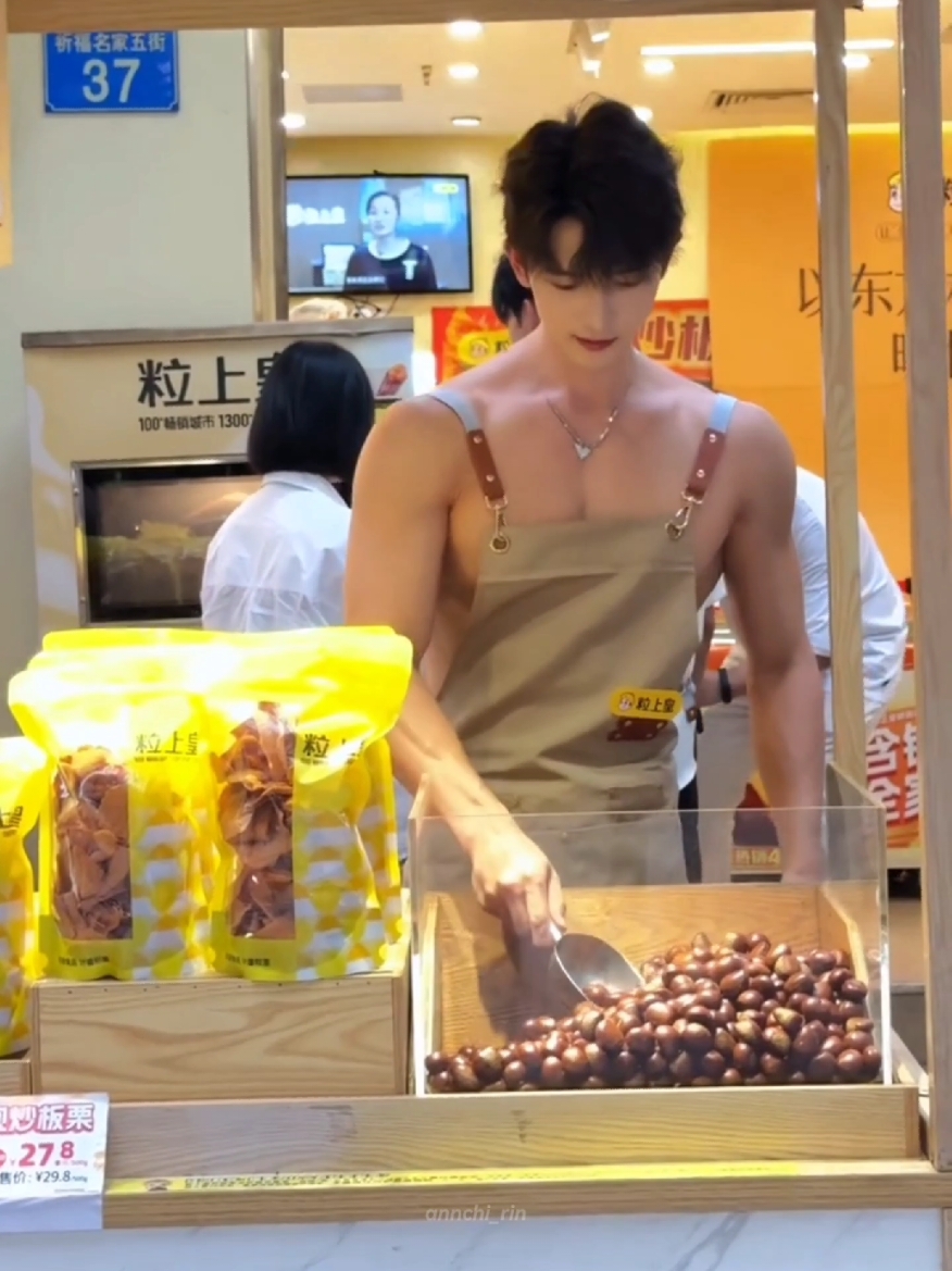 Jie Rui Long : 过来我喂你吃啊 #jieruilong #waitress #chineseboy #chinesestyle #streetfood #ullzang #handsome #china #abs #muscle