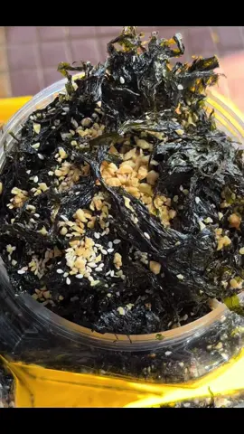 Rong biển sấy vị tỏi mè. Đây là món ăn nhẹ bụng, thấp calo và chất béo nhưng giàu canxi, sắt, đạm và nhiều loại vitamin cần thiết cho cơ thể.Rất tốt cho sức khỏe và có thể ăn vào bất cứ bữa ăn nào trong ngày. Rong biển sấy còn dùng như một món chay thanh đạm, ăn vặt, ăn với cơm, xôi, rất rất ngon miệng. Rong Biển sấy giòn kết hợp với tỏi và mè giúp tăng sức đề kháng, còn có tác dụng tuyệt vời trong việc làm đẹp, giúp da mịn màng, tươi trẻ, hỗ trợ làm đen tóc tự nhiên mà hạt mè còn tốt cho hệ tiêu hóa. Ngoài ra, Hạt Mè còn là nguồn cung vitamin E, B và canxi tốt cho cơ thể nữa nè. #Rong_biển #Đặc_sản_Phan_Rang #Đặc_sản_Ninh_Thuận #Rong_sấy_tỏi #Rong_sấy_hành #Rong_sấy #DacsanPhanRang #DPhara #Rong_mứt #Rong_chà_bông