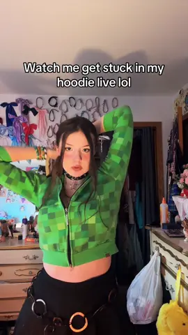 it hurt so bad😩#fitcheck #fashiontok #streamer #live #Minecraft #creeper #altgirl #streamclips 