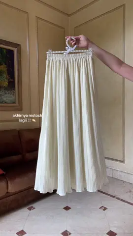 maya skirt akhirnya restock lagii!! 🥳 #rokpanjang #rokmaxi #maxiskirt #rokplisket #OOTD 