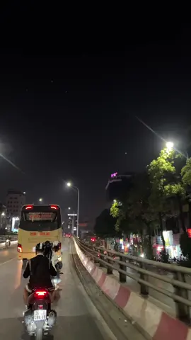 Nhiều người thường chọn im lặng sau khi mất đi thứ gì đó. Trông có vẻ rất vô nghĩa nhưng thật ra rất đau lòng... #langthanghanoi #chill #hanoi #fypシ゚ #nhachaymoingay #xh #xuhuongtiktok 