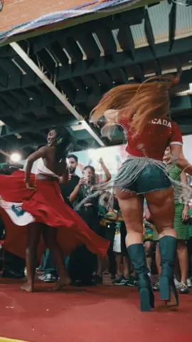 Aquela energia que só Caxias tem! Mais um super ensaio rumo ao #Carnaval2025! Que beleza, Grande Rio! 🇭🇺 🎥 @ep_ewerton  #Carnaval2025 #samba #Carnaval #TikTokCarnaval #AMinaéCocoriô #RioCarnaval #Arealdocarnaval #GrandeRio 