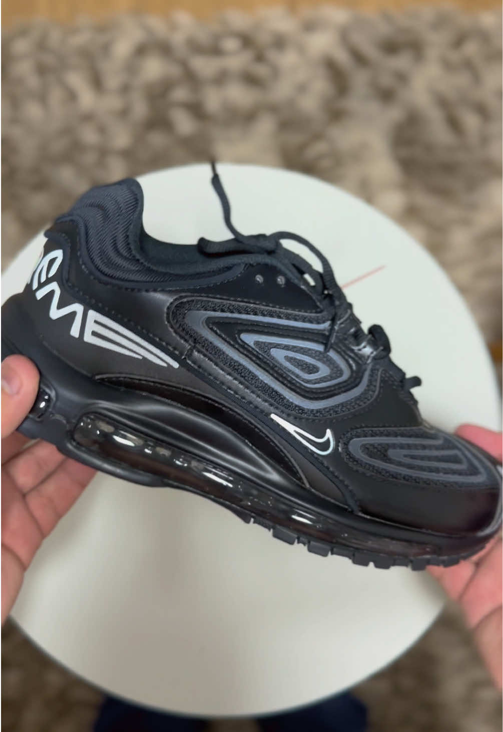 Air Max 98 TL x Supreme ❤️‍🔥🤯🇺🇸 . . Sobre o tênis: O Supreme x Nike Air Max 98 TL SP ‘Black’ é retirado de uma coleção de quatro peças feita exclusivamente para a influente marca de skate de Nova York. A versão da Supreme do tênis de corrida dos anos 90 apresenta uma parte superior retrabalhada construída com malha preta e sobreposições tonais em TPU e couro sintético. Fios refletivos são tecidos nos cadarços, enquanto toques adicionais de 3M abrem caminho para o Swoosh lateral e uma marca de palavra Supreme envolvente ao longo do calcanhar traseiro. Este último é acompanhado por um emblema TL retro. O tênis fica no topo de uma entressola de espuma preta combinando, com uma unidade Air-sole de comprimento total para aterrissagens suaves e um passeio suave.
. . . #Supreme #Nike #AirMax98 #SneakerHeads #Streetwear #Fashion #Collab #Reflective #SneakerCulture #SupremeNYC #NikeAirMax #SneakerAddict 