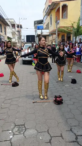 Disfrutando del desfile en el cantón Balao ❤️