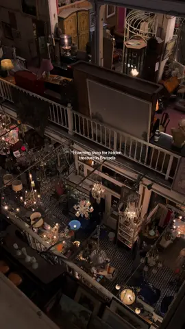 Lose yourself in the charm of the Marolles and uncover this enchanting little shop 🕯️🪑🗝️  #brussels #brusselsfood #brusselshotspots #belgium #activity #belgium🇧🇪 #belgiumtravel #dateidea #dateideas #spot #pourtoi #voorjou #secondhandfashion 