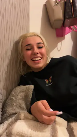 mindenkinek veszek repulojegyet! #fyp #foryoupage #lecsibeszhanna #fypシ #100k #lecsibesz #blonde @Hanna Csorvási 