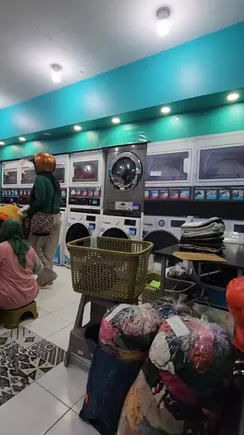 Malam di laundry 🥰 #laundrykoinbanyuwangi #bwi24jam #bwiviral #laundryexpressbanyuwangi #visitbanyuwangi #laundrybanyuwangi 