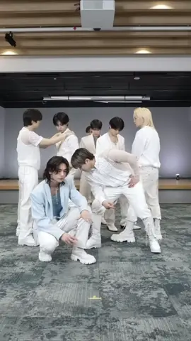 Stray Kids - ‘GIANT’ Relay Dance #straykids #skz #stay #bangchan #leeknow #changbin #hyunjin #han #felix #seungmin #i_n #jeongin #kpop #relaydance @straykids_japan 