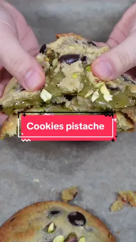 Publicité @koro_fr | RENARD5 vous donne -5% sur toute la boutique 💖 Livraison offerte en ce moment en ajoutant à son panier un article de la section « nouveauté » ! Abonne-toi à @le.renard.et.les.raisins pour d’autres recettes super faciles ! Enregistre ce post pour réaliser la recette plus tard 💌 Références de produits @koro_fr utilisé : • Purée de pistaches 500 g • Pépites de chocolat au xylitol 1 kg • Pépites de beurre de cacao bio au sucre de coco 1 kg 👇Cookies pistache chocolat👇🍪 140 g de margarine dure en bloc, sans lait (par exemple, la Astra ou la Vitaquell en magasin bio) 1 pincée de sel 120 g de sucre blanc + 20 g de sucre roux cassonade, celui qui est humide OU 140 g de sucre blanc + 1/2 cac de mélasse ou de sirop d’agave 1 cac d’extrait d’amande amère 120 g dun mix de farine sans gluten ou de farine de blé T45 ou T55, tamisée 70 g de poudre d’amande, tamisée 2 g de levure chimique, environ 1/2 cac, tamisée 2 g de bicarbonate alimentaire, environ 1/2 cac, tamisée 70 g de pépites de chocolat (j’ai mis un mélange de chocolat noir et blanc, voir références plus haut) 50g de pistaches concassées 6 cas de pâte de pistache 100% (voir référence plus haut) Préparer une plaque allant au congélateur, il faut qu’elle soit bien froide (idéalement elle doit sortir du congélateur). La couvrir de papier sulfurisé et y déposer 6 cas de pâte de pistache en 6 tas. Dans une poêle, faire fondre la margarine avec les sucres. Lorsque c’est fondu, ajouter l’extrait d’amande amère. Dans un saladier, mélanger la farine avec la poudre d’amande, la levure et le bicarbonate. Ajouter la margarine et les sucres fondus et mélanger. La pâte est molle, c’est normal. Mettre 20 min au congélateur ou 1h au réfrigérateur. On peut aussi faire ces étapes la veille, mettre le saladier au réfrigérateur et reprendre la recette le lendemain. Sortir la pâte du réfrigérateur et la travailler un peu à la cuillère, ajouter le chocolat et les pistaches et former des boules d’environ 100g (moi je les pèse pour avoir des cookies à peu près uniformes, c’est important pour la cuisson). J’obtiens 6 cookies. 👇Suite de la recette en commentaires👇