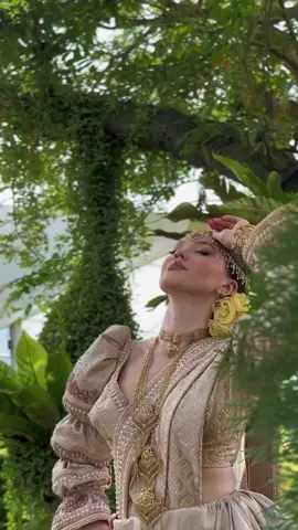 The Kandyan bride is a perfect blend of tradition and elegance. 🌸✨ The bride radiates timeless beauty and grace. The intricate detailing of her attire, paired with traditional Sri Lankan jewelry, reflects the rich cultural heritage of Kandyan weddings. Each piece tells a story, from the symbolic headpiece to the delicate ornaments, making her look truly regal. A celebration of love, tradition, and Sri Lankan artistry. 🇱🇰❤️  @maya ramshoye - Miss Queen of the World 2024 Makeup and hair 𝘽𝙧𝙞𝙙𝙚𝙨 𝘽𝙮 𝙈𝙖𝙡𝙞𝙩𝙝 𝙃𝙚𝙩𝙩𝙞𝙝𝙚𝙬𝙖  Designer Priyanka Rathnayake Florals Api Flora Jewelry Siri Kirula Bridal Jewellery - Kiribathgoda Photography- Heshan Pathirana  Summer Of Love Wedding Photography- Sri Lanka-  Management @becky_harrington316 National Director - Queen of the World Nadeeka Senevirathna qotwsrilanka Queen of the World Pageant  Queen of the World Sri Lanka                              Vedio-Nipun Diwanka                                                   Special Thanks to Lakkitha Crishantha for the opportunity!  🇱🇰 Malith Hettihewa Bridal House Contact us | +94 71 580 1997 ☎️  WhatsApp | +94 70 580 1997  Branches | #Nugegoda #Anuradhapura  #malithhettihewa #weddingmakeup #srilanka  #mua #brides #weddingday #kandyanbride #beautifulbride #traditionalbride  #bridalstudio #SriLanka #SriLankaWedding #SriLankaFashion #BridalGlamour #BrideGoals #SriLankaBridal #WeddingInspiration #SriLankanWedding #BridalWear #BridalLook #KandyanBride #SriLankanBride #MakeupArtistry #BridalBeauty #TraditionalElegance #WeddingInspiration #KandyanBride #SriLankanTradition