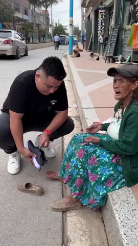 Llevando alegria a nuestras abuelitas #ayuda #viral #parati #sergiojuniorperu #fyp #fouryou #huanuco #ambo #tingomaria #lima #eeuu #mexico #colombia #guatemala #ecuador #bolivia 
