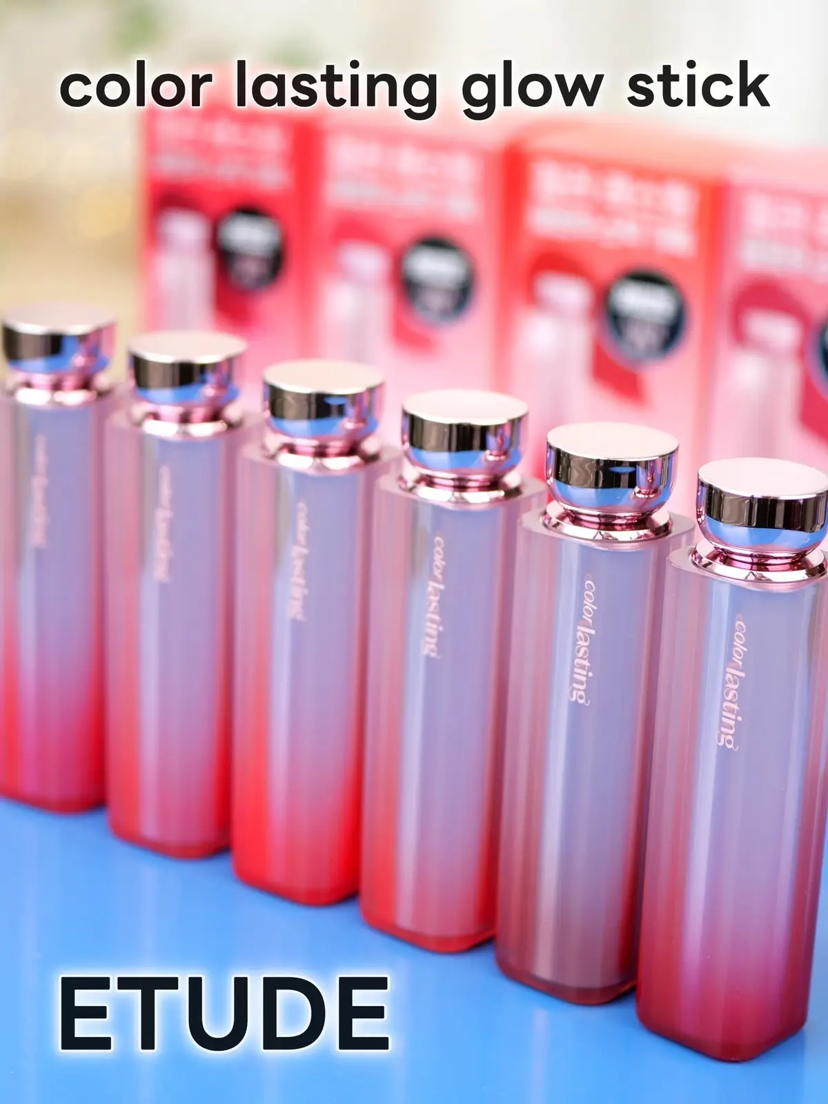 韓国コスメブランド「ETUDE(エチュード)」 から、新しいリップカラーが登場！ 11月1日に発売されたカラーラスティンググロウスティックを使わせて頂いた。 ■エチュード カラーラスティンググロウスティック 　 (税込1,650円) 　 01 いちごローズ 　 02 永遠ルビー 　 03 やきもちレッド 　 04 ピンクの願い 　 05 はちみつベージュ 　 06 夜明けモーヴ じゅわっと透明感*¹ の光沢発色、しっとりとした生ツヤリッチな付け心地。 するするとなめらかに塗れて、ひと塗りでもキレイに発色する。 でもクリア感があって、やりすぎない絶妙さ✨ しっかり発色させたい時は重ね塗りして調整できる。 むちっとしたツヤ感も好き💛 まさに生ツヤ！ 自然な仕上がりだけどティントなので色持ちも良い。 ティッシュオフしても結構色残りして、食事の後でもすっぴん唇にならない。 イエベ秋の私が気に入ったのは、色名も可愛い下記3色。  03 やきもちレッド  05 はちみつベージュ  06 夜明けモーヴ クリアさがあるから、どの色もパーソナルカラー問わずに使いやすいかった。 私は唇の乾燥も感じなかったので、冬も使っていけそう☺ ETUDEのミューズRIIZEのステッカー付きセットも数量限定で販売中。 メンバーのステッカーでDIYして自分だけのリップにできるよ👆 *¹ メイクアップ効果 #​プロモーション #​ETUDE  #​エチュード   #​新作コスメ   #​秋色を探そう#Lemon8 