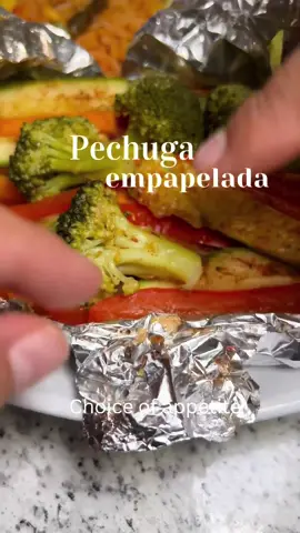 Pechuga empapelada👇 Ingredientes: Pechuga de pollo delgada  Sasonador lawrys Paprika Ajo el polvo  Sal  Cebolla  Tomate  Zanahoria Chile campana rojo  Calabacita Brócoli  Instrucciones adicionales: Cocina en el comal a fuego medio bajo por 15 a 20 minutos. Asegúrate que tu papel aluminio esté bien doblado por ambos lados. Es opcional agregar aceite.  Ingredients: Thin chicken breast lawrys seasoning Paprika Garlic powder Salt Onion Tomato Carrot Red bell pepper Zucchini Broccoli Additional instructions: Cook on the griddle over medium-low heat for 15 to 20 minutes. Make sure your aluminum foil is folded tightly on both sides. Adding oil is optional. . . . #healthyrecepies #healthyrecipe #pechugaempapelada #pechuga #chickenbreast #recetasaludable 