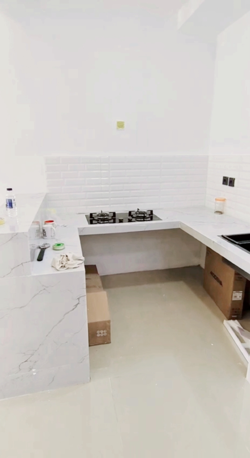inspirasi dapur minimalis rumah subsidi, renovasi rumah subsidi dapur minimalis modern dengan meja minibar aesthetic. #dapurminimalis #dapurestetik #renovasirumahsubsidi #rumahminimalis #rumahsubsidi #dapursederhana #jasarenovasi #renovasirumahjogja #renovasirumahsolo 