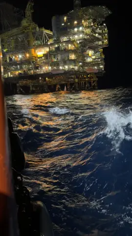 Plataforma de petróleo 🏭🏗️🛢️⛽️ #joblife #trabalho #offshore #mar #ocean #plataforma #petrol 