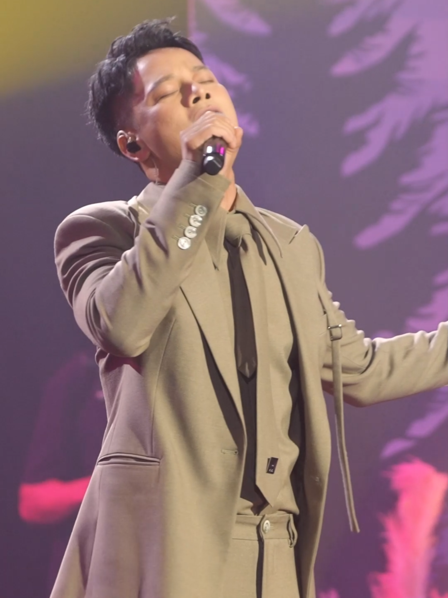 Mất một ngày để yêu một người, vậy mất bao lâu để quên nụ cười...❤️ #anhquan #anhquanidol #elakhongthe#nhachaymoingay #tiktokgiaitri #chontimshow