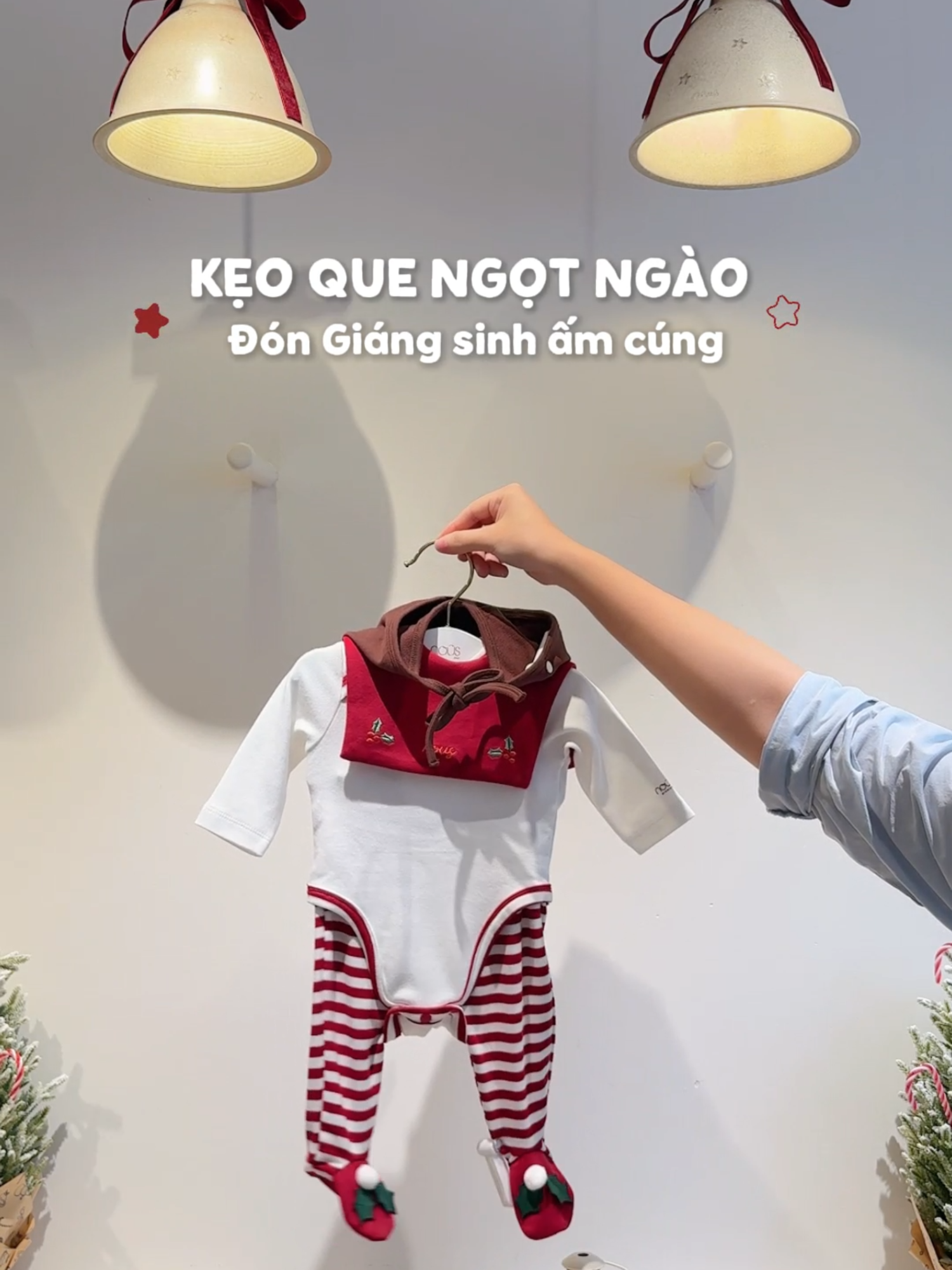 Giáng sinh đầu tiên của bé thật diệu kì và đầy háo hức. Hãy để bé yêu hóa thân vào chiếc kẹo que ngọt ngào trong thiết kế dễ thương mùa lễ hội vui tươi nhà Nous nha mẹ! #nous #nousvietnam #yeuconkhoahoc #NuelGiftHaus # #nousAW24