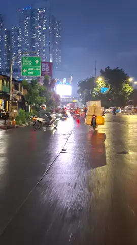 jakarta barat diguyur hujan.. #motoran #jakarta #jakartakeras #vibesmalamhari #vibeshujan 