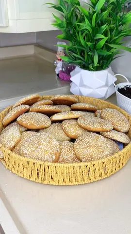 كعك شاي سهلة واقتصادية 👌.                       المكونات.                                                        بيض ٣ + ٣ اكياس فانيليا + معلقة طعام هيل + كوبين سكر +كوبين زيت + كوبين حليب          +٩ أكواب طحين + ضرفين بكيج باودر.                     #اكسبلور #اكسبلورexplore #حلويات #كعك #العراق #العراق_السعوديه_الاردن_الخليج #شعب_الصيني_ماله_حل😂😂 