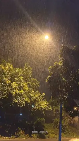 Ee ya ampun udan😄 #klebus #hujan🌧️#malamjumaat  #pesonadesasuru #dawarblandong #mojokerto24jam 