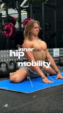 Your inner hips and thighs are probably tight & weak! Fix it 👇🏼  Try those sequence 1min per exercise x 3 rounds.. keep it simple!  And if it looks to hard for you then you need to regress the movements and start with more of the basics! 👇🏼  There no better time then this December to start your mobility journey! I can’t tell you how good it feels not to wake up stiff and sore every day… Start 2025 STRONG with ME! 🚀 Link in bio and I promise you could become be the least stiff person in 2025! I’ll drop your a link in your DMS what has every program I’ve ever made all for a huge 60% off to celebrate BLACK FRIDAY and Christmas without stiffness! Give your body a gift this year 😉 (Btw this is the craziest deal I’ll ever do so DONT miss out!)  #mobility 