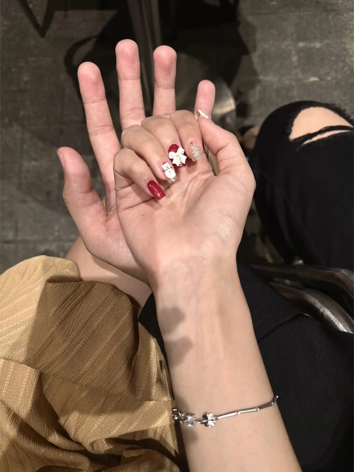 Mình rất thích được nắm tay, cảm giác được che chở và thật lòng ấy.  Anh ấy không bao giờ quên khi nắm tay qua đường, tìm bàn tay để nắm khi ngồi trên xe…. cảm thấy mọi thứ rồi sẽ ổn chỉ cần anh nắm tay em 👩‍❤️‍👨 #gnudaxuan #viral #couple 