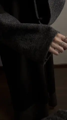 عباية الشتاء الانيقه شمواه + اكمام صوف بقصه نص كلوش رقمها بالموقع F23 ❄️🖤🖤 #عبايات #عبايات_شتوية 