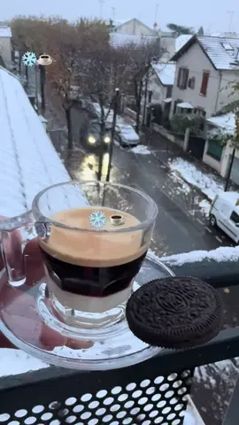 ❤️❤️#WinterVibes  #SnowyDay #CoffeeLovers#CozyMoments #SnowAndCoffee#OreoTime #MorningCoffee  #WinterMood#CafeAmbience #PeacefulView #paris #france #ثلج #شتوية #your_coffee #برد #فرنسا🇨🇵_بلجيكا🇧🇪_المانيا🇩🇪_اسبانيا🇪🇸 