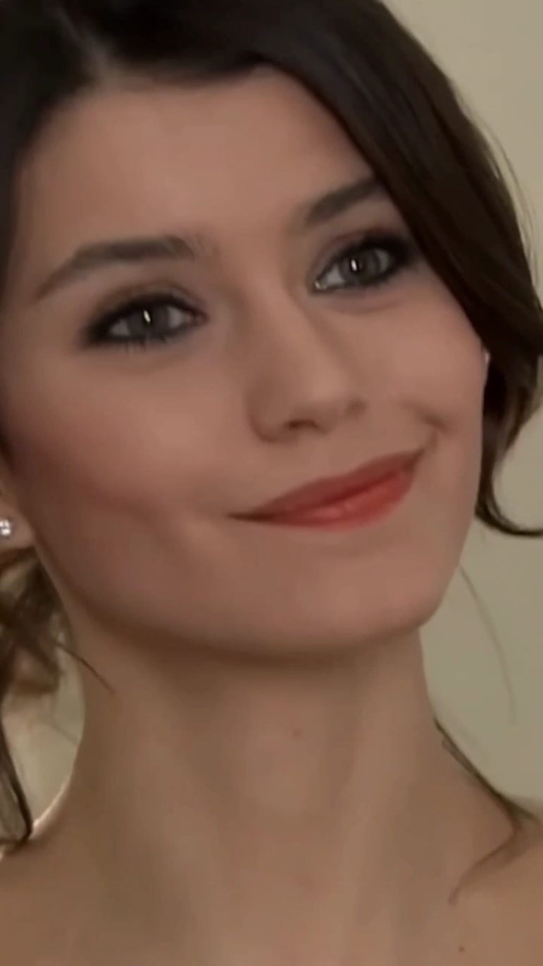 تخيلو كذا لو كانوا طبقوا في المسلسل القصه الحقيقه مثل ماهي : سمر اعترفت لعدنان بكل شيء في ليله الزفاف ومهند لما دري انها بتعترف هرب من الزواج وسمر اطلقت الرصاص في الهوا وخرجت من القصر قدام كل المدعوووين وقتها نهال انهارات لمن تركها مهند  ليتهم نفذوا القصه الحقيقه بدون تحريف وكملوا بجزء ثاني ونشوف وش صار بباقي الأحداث مو كذا كان افضل من ان ينهوا النهايه بطريقه المسلسل الخايسه ومانشوف وش صار بوضع الابطال #اكسبلور #virall #fouryou #bihter #bihteryöreoğlu #بيرينسات #مسلسلات_تركية #kivanctatlitug #hazal #bihterziyagil #دبي #مصر #bihterbehlül #berensaat #العشق_الممنوع💔♥️🥀 #الشعب_الصيني_ماله_حل😂😂 #الرياض #جدة #askimemnu #viral 